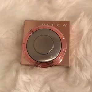 Becca LE Packaging Beautiful highlighter😍